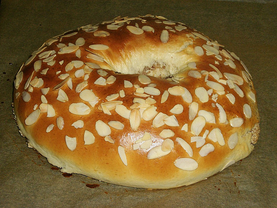 Hefekranz mit Mandeln und Rosinen von rodehutsky | Chefkoch.de