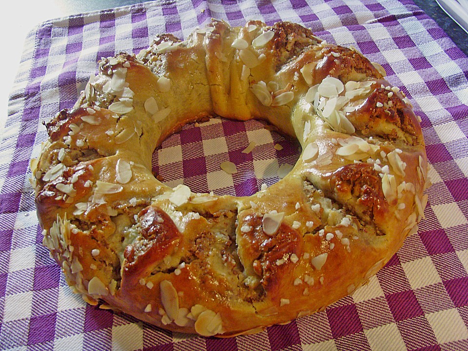 Hefekranz mit Mandeln und Rosinen von rodehutsky | Chefkoch.de