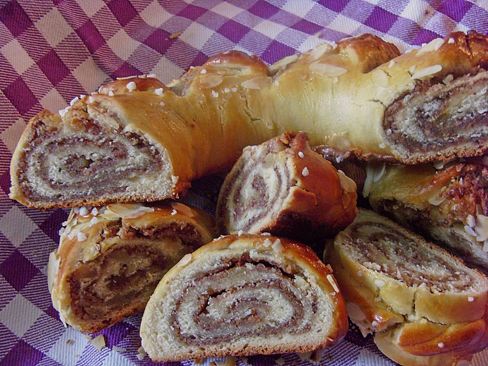 Hefekranz mit Mandeln und Rosinen von rodehutsky | Chefkoch.de