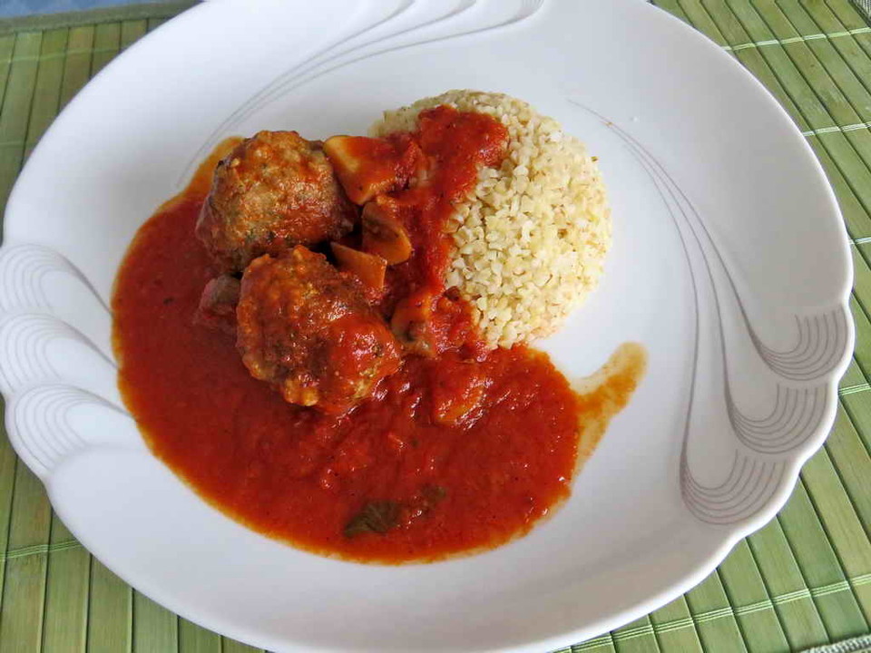 Auroras Hackfleischbällchen in süßer Tomaten-Paprika-Sauce mit Bulgur ...
