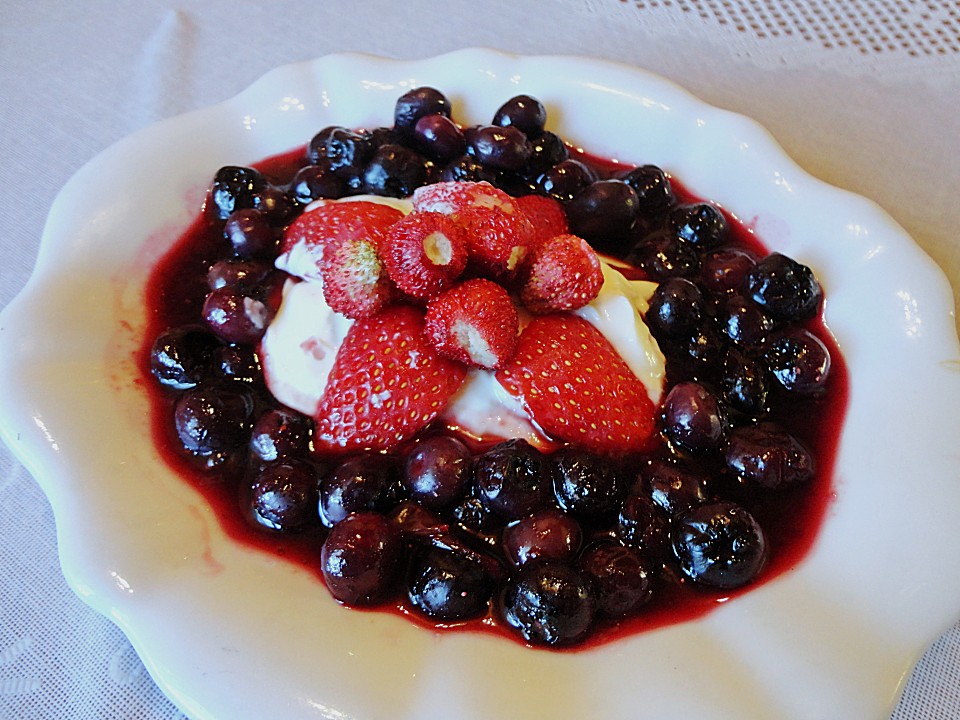 Heidelbeer-Vanillequark Dessert mit Erdbeeren von mariowindi | Chefkoch.de