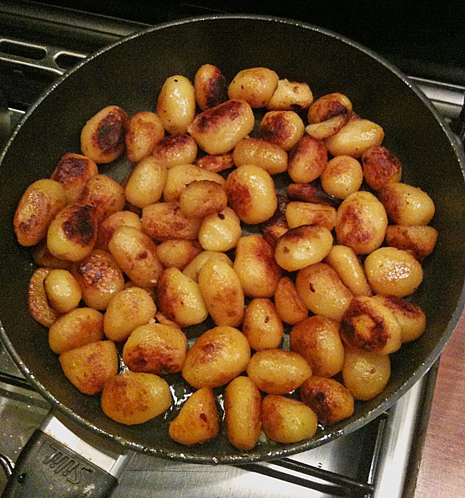 Grünkohl mit Kasseler, Kohlwürsten und Schweinebacke, dazu ...