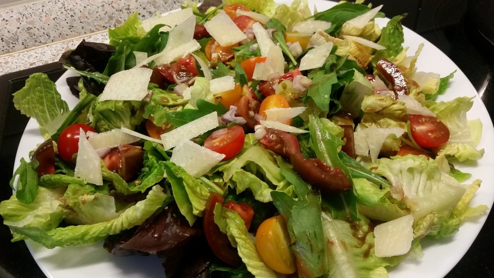 Gemischter Salat mit Parmesan und Himbeervinaigrette von Banjo77 ...