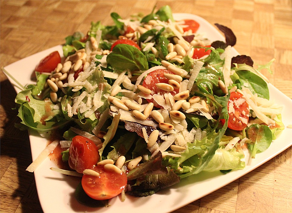 Gemischter Salat mit Parmesan und Himbeervinaigrette von Banjo77 ...