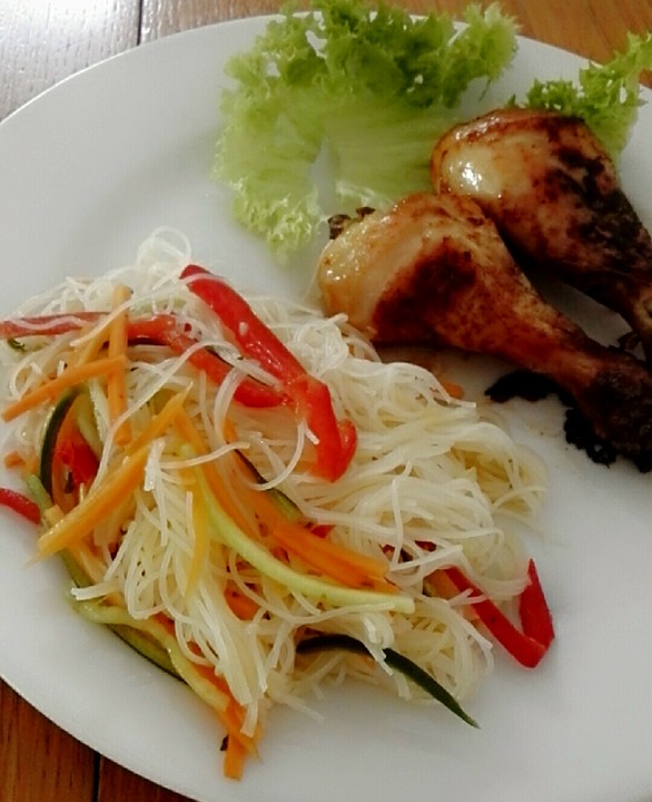 Pikanter vietnamesischer Nudelsalat mit Gurken und Möhren von ...