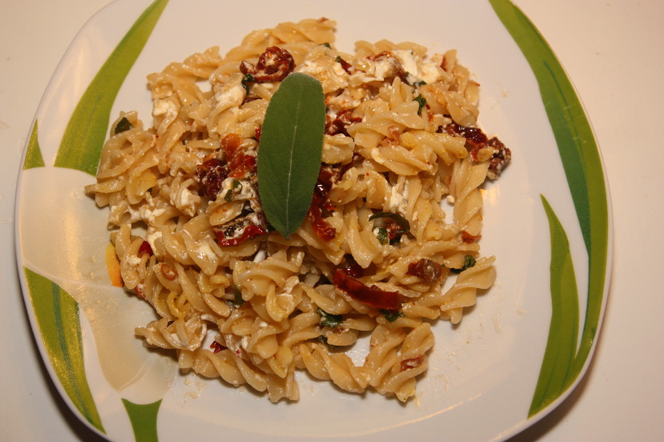 Pasta mit Salbei, getrockneten Tomaten und Feta von Jennings09 ...