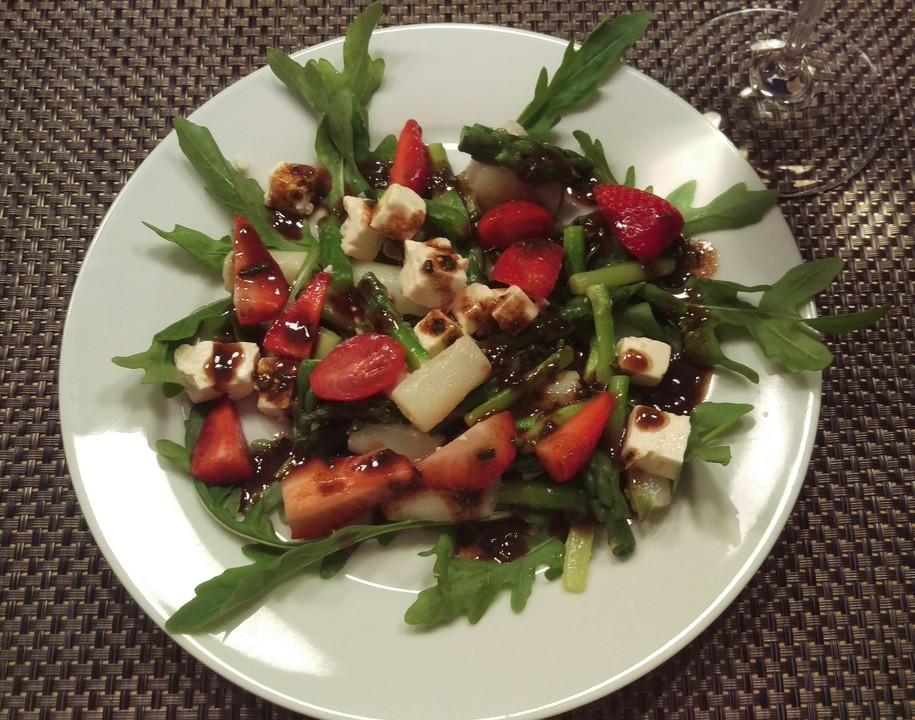 Lauwarmer Spargelsalat mit Feta-Käse und Erdbeeren von glückskind888 ...