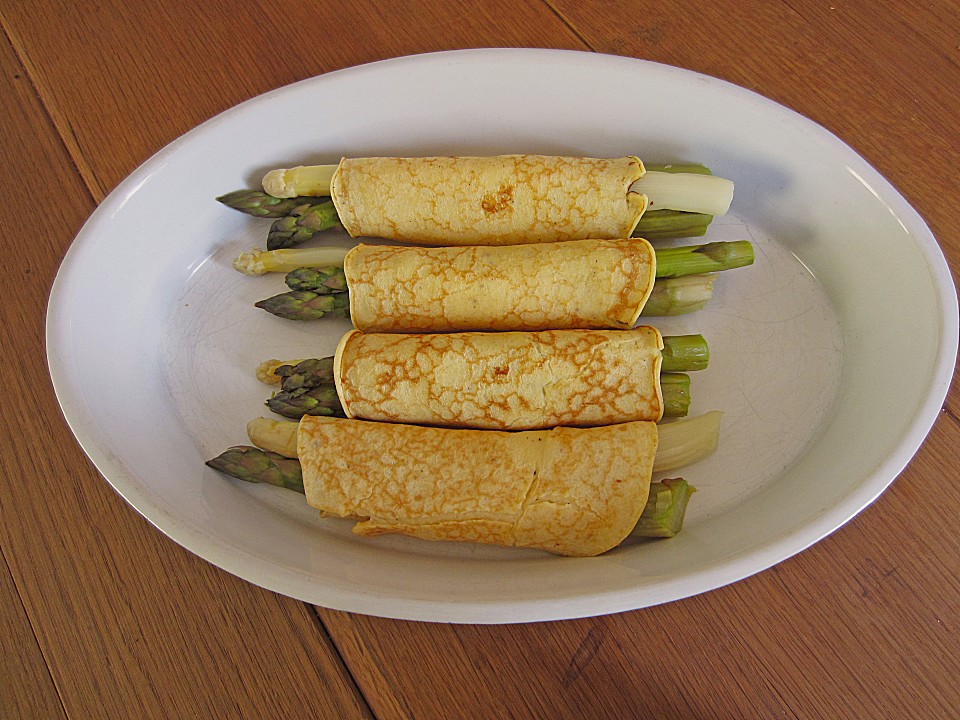 Spargel in Pfannkuchen, mit Käsesauce gratiniert von Salbeipflanze ...