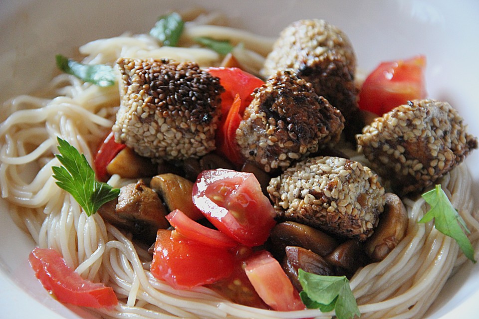 Sesam-Tofuwürfel mit sautierten Pilzen auf Nudelsalat von Chez-Maman ...