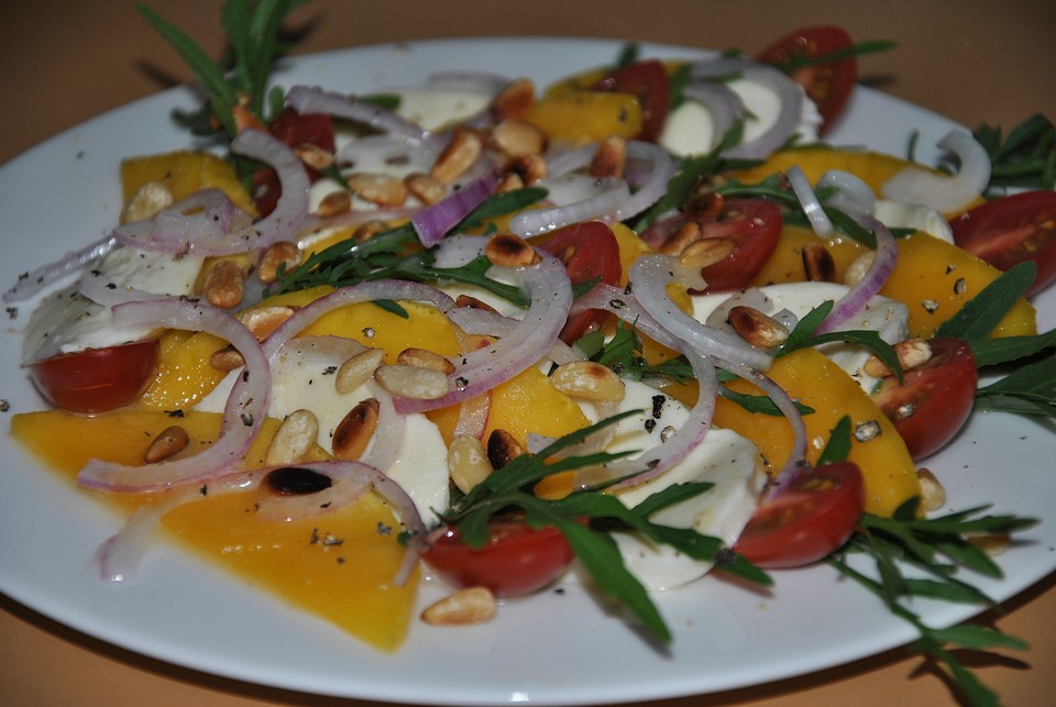Mango-Mozzarella-Salat mit Rucola und Cocktailtomaten von anna--banana ...