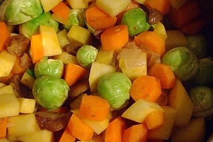 Steckrüben-Rosenkohl Eintopf mit Maronen und Mettwurst 5