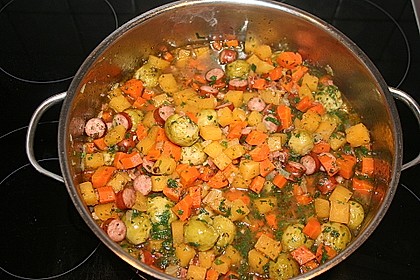 Steckrüben-Rosenkohl Eintopf mit Maronen und Mettwurst 3