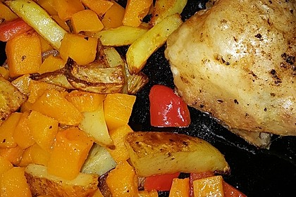 Kürbis, Kartoffeln und Hähnchenschenkel aus dem Backofen 50