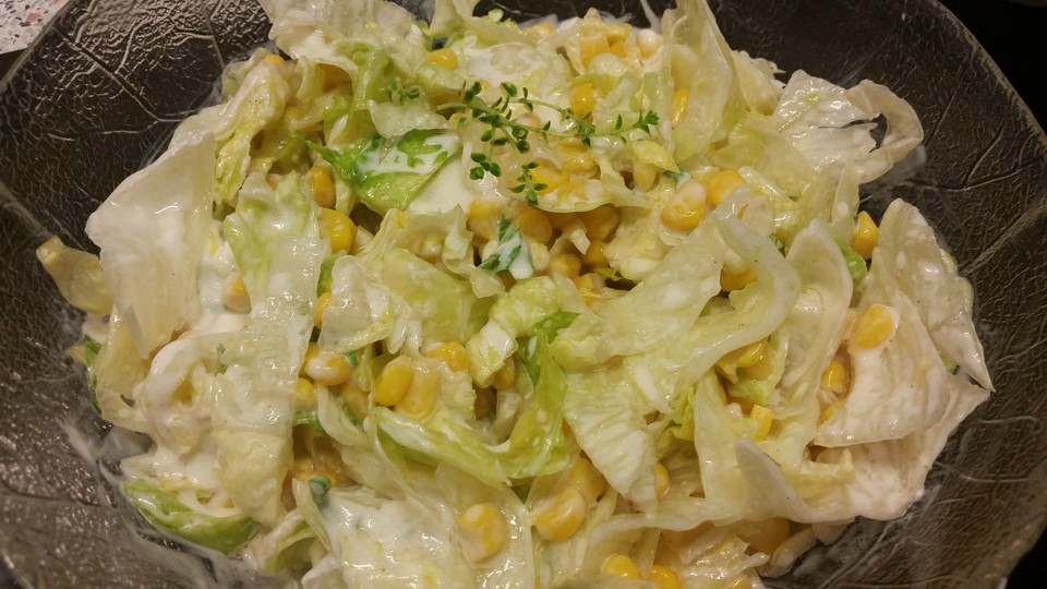 Eisbergsalat mit Mais und Joghurtsauce von tweetie112 | Chefkoch.de