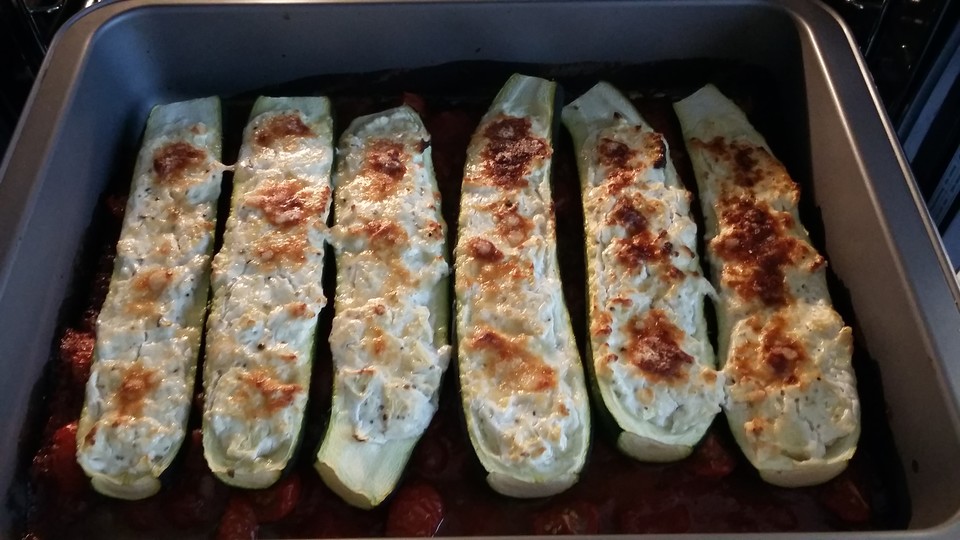 Gefüllte Zucchini mit Ziegenkäse-Salbei-Honig Füllung von judith-reiss ...