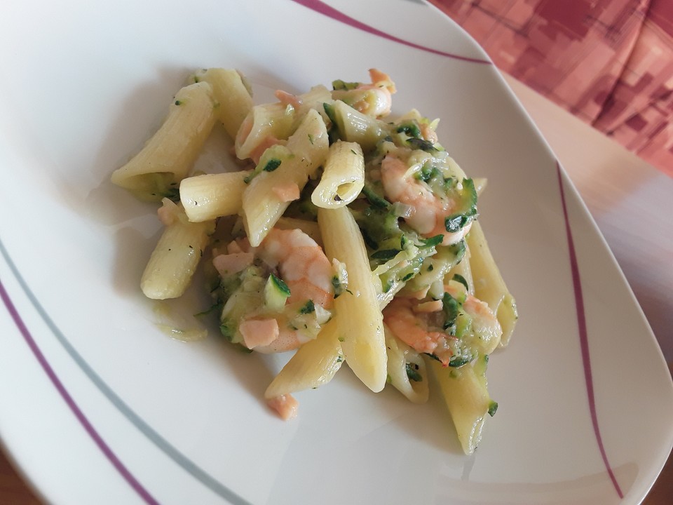 Italienische Penne mit Zucchini, Garnelen und Räucherlachs von ...