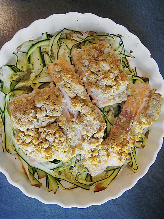 Lachsfilet mit Feta-Senf-Kräuterkruste auf Zucchininudeln von sechmet ...