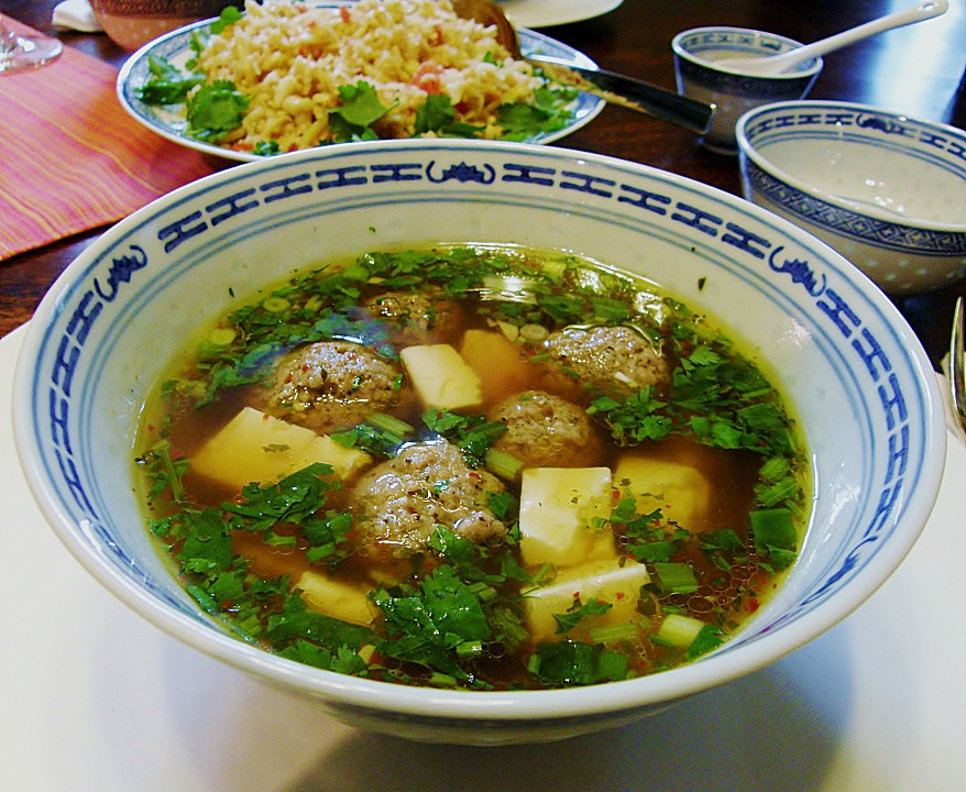 Milde thailändische Suppe mit Tofu und Schweinefleischbällchen von ...