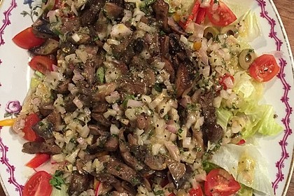 Gemischter Salat Mit Warmen Champignons Und Honig-Senf-Vinaigrette Von ...