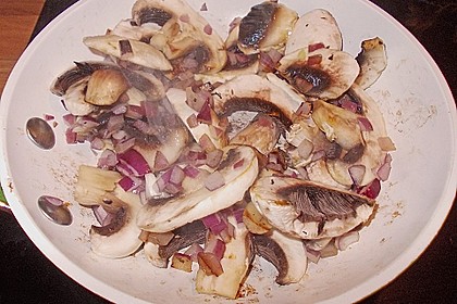 Gemischter Salat Mit Warmen Champignons Und Honig-Senf-Vinaigrette Von ...