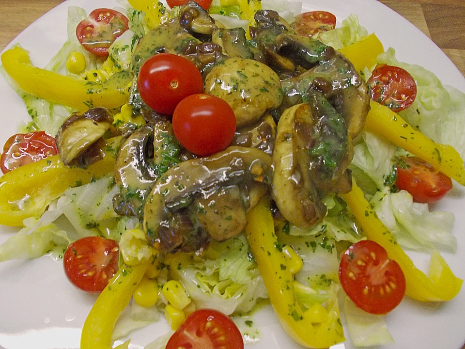 Gemischter Salat mit warmen Champignons und Honig-Senf-Vinaigrette von ...