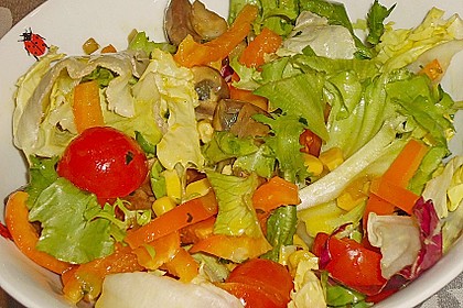 Gemischter Salat Mit Warmen Champignons Und Honig-Senf-Vinaigrette Von ...