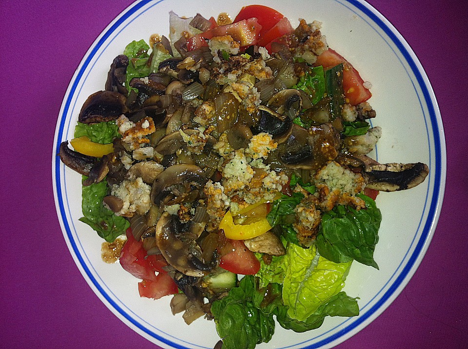 Gemischter Salat mit warmen Champignons und Honig-Senf-Vinaigrette von ...