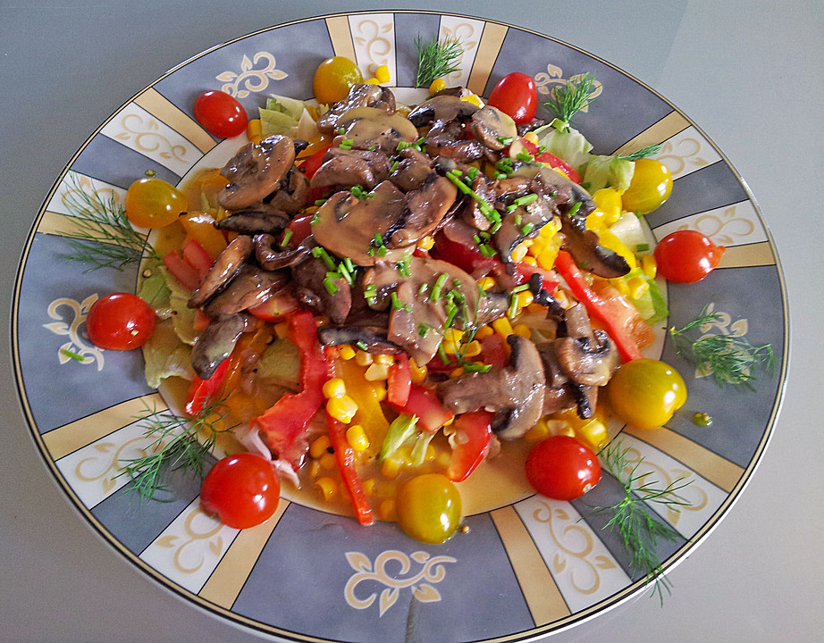 Gemischter Salat Mit Warmen Champignons Und Honig-Senf-Vinaigrette Von ...