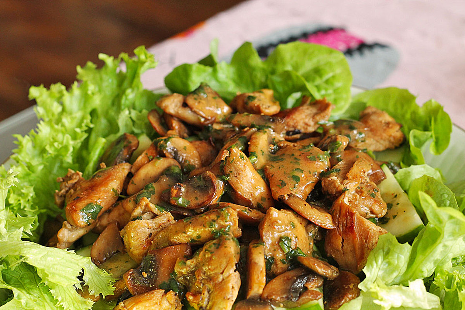 Gemischter Salat mit warmen Champignons und Honig-Senf-Vinaigrette von ...