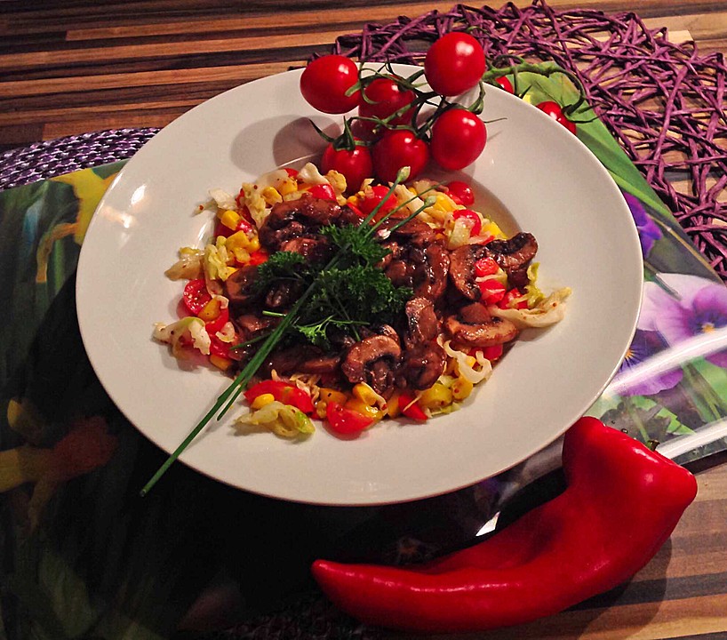 Gemischter Salat mit warmen Champignons und Honig-Senf-Vinaigrette von ...