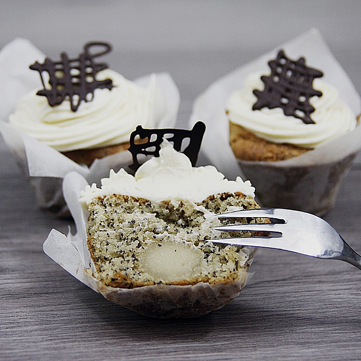 Marzipan-Mohn Cupcakes von dashonigkuchenpferd | Chefkoch.de