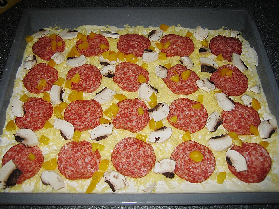 Flammkuchen mit Salami, Paprika, Pilzen und Käse von Teddy01969 ...