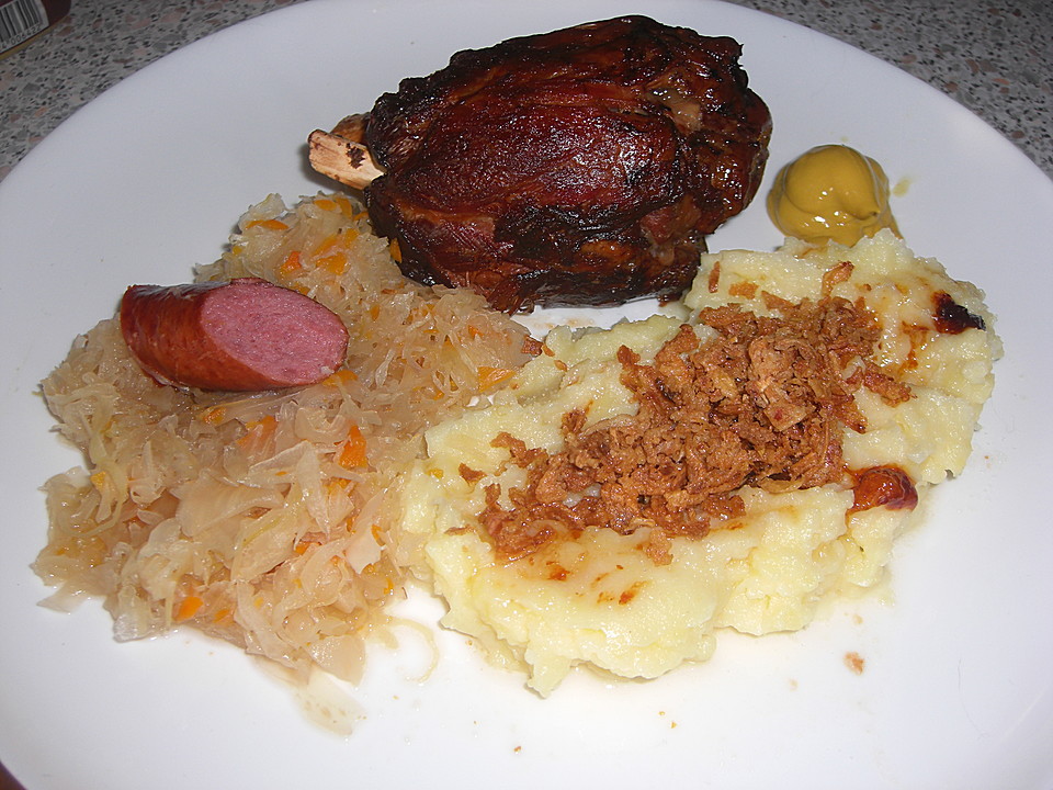 Knusprige Schweinshaxe mit Sauerkraut von keix | Chefkoch.de