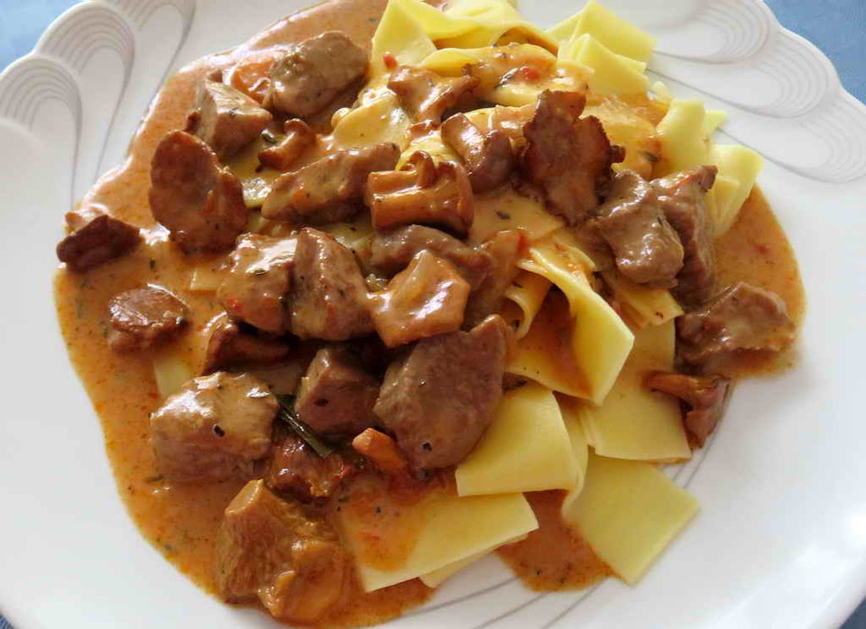 Kalbsgulasch mit Pfifferlingen nach Uromas Art von gabriele9272 ... Kalbsgulasch mit Pfifferlingen nach Uromas Art von gabriele9272 ...