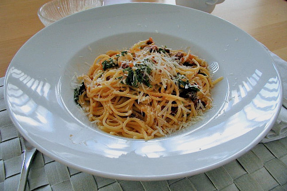 Spaghettini mit Tomatenpesto, Rucola und Mozzarella von Alexandra ...