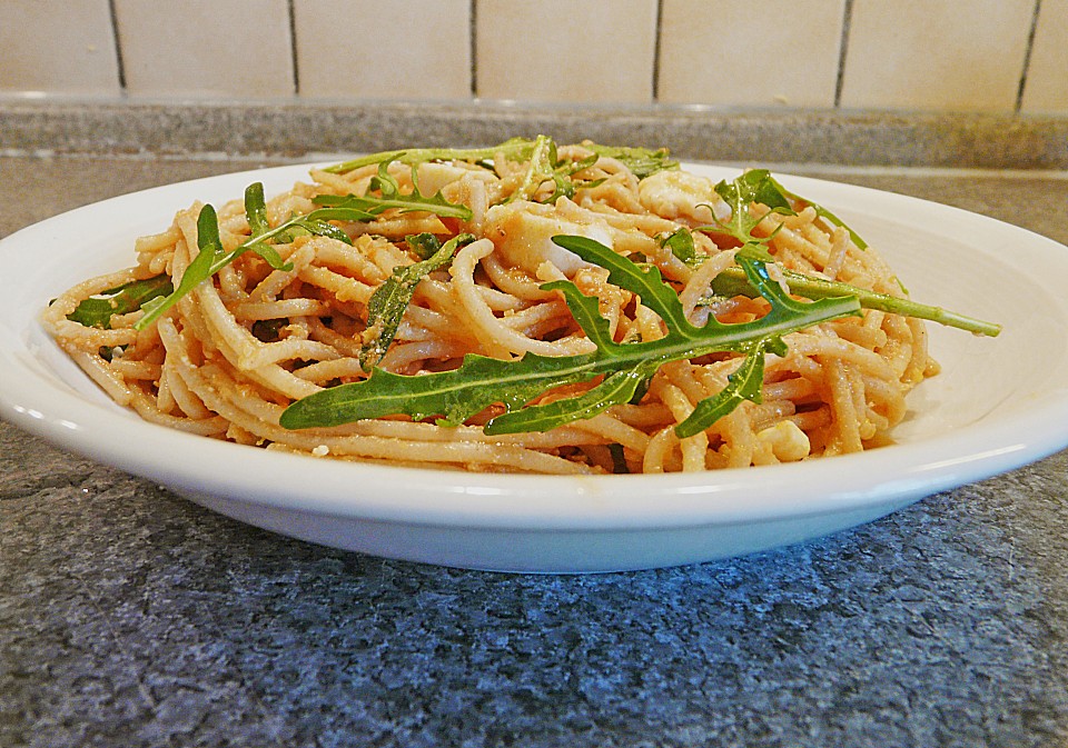 Spaghettini mit Tomatenpesto, Rucola und Mozzarella von Alexandra ...