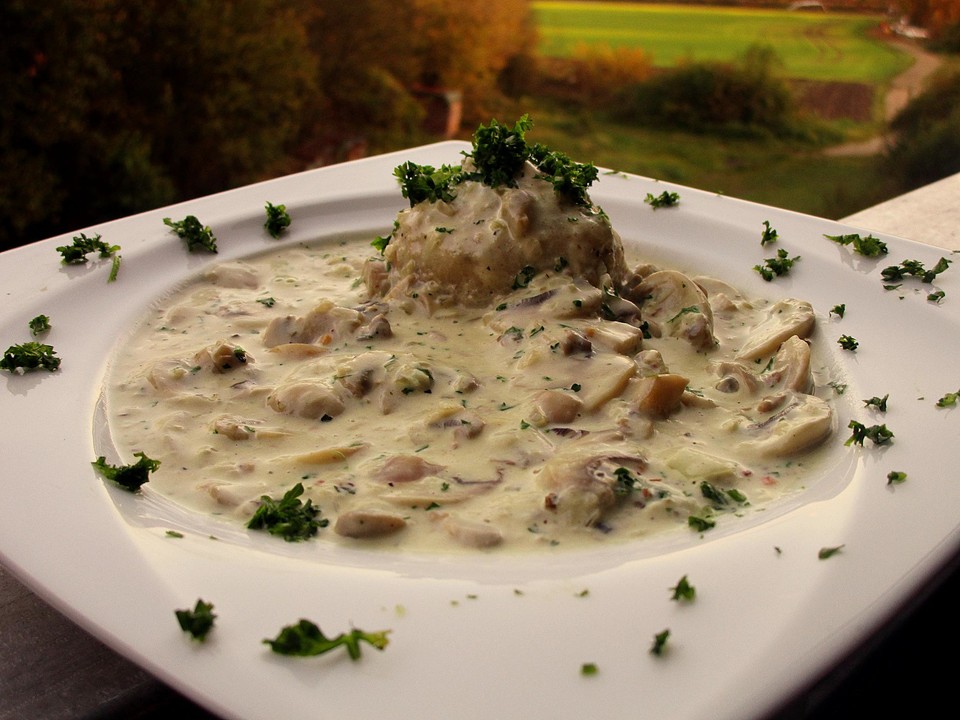 Semmelknödel mit Rahmschwammerl von minnimooh | Chefkoch.de