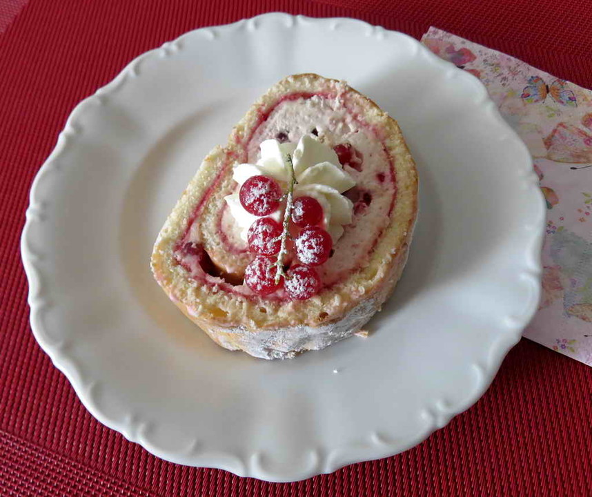 Biskuitrolle mit Johannisbeeren und Waldmeister-Sahne-Quarkcreme von ...