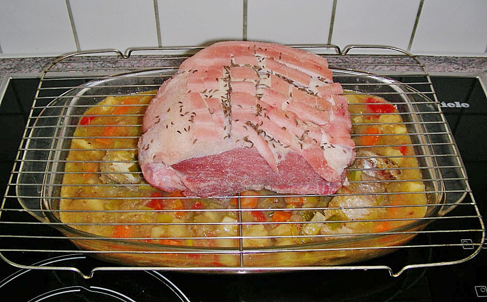 Knuspriger Schweinsbraten mit Kruste an einer süßlichen Bier-Senf Sauce ...
