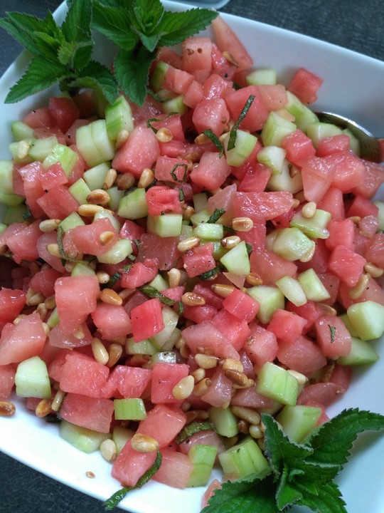 Gurken-Melonen-Salat mit Pinienkernen und Minzblättern von chefkoch ...