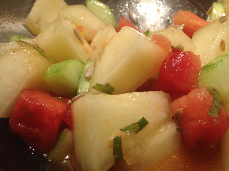 Gurken-Melonen-Salat mit Pinienkernen und Minzblättern von chefkoch ...