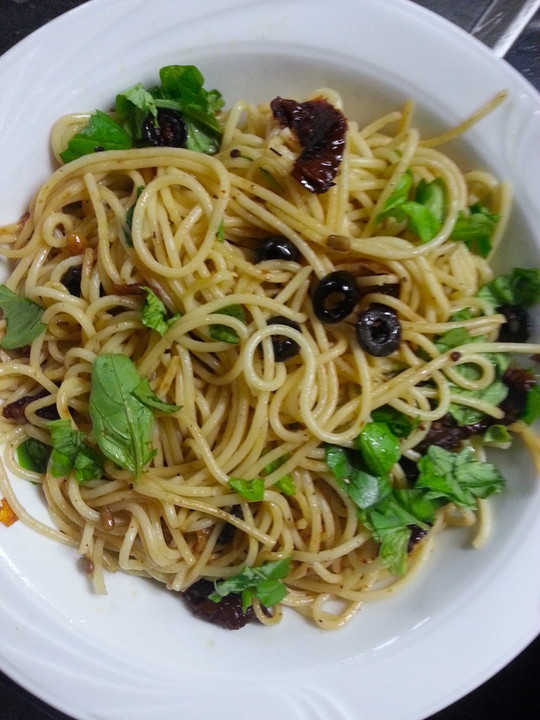 Schnelle Spaghetti mit getrockneten Tomaten, Oliven und Chili von ...