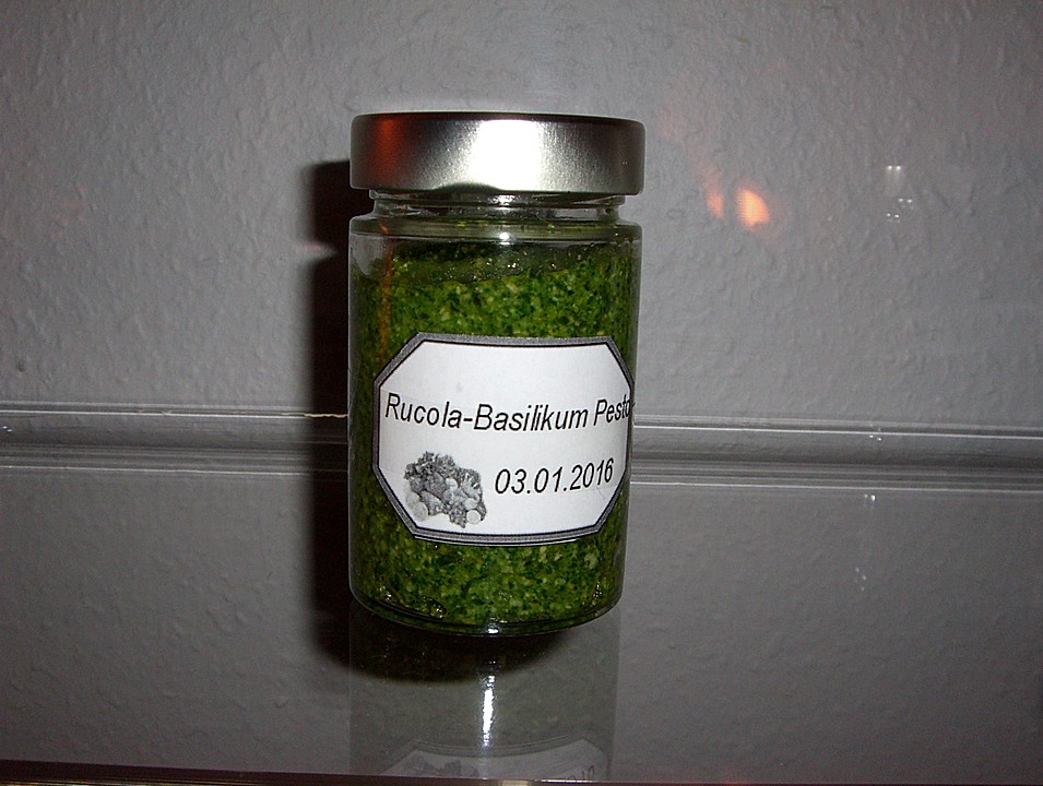 Pesto mit Rucola, Basilikum, Walnüssen und Pinienkernen von Cettina ...