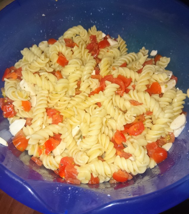Nudel-Tomaten-Mozzarella-Salat von SvenBitzer | Chefkoch.de