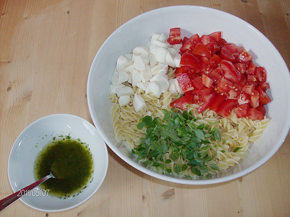 Nudel-Tomaten-Mozzarella-Salat von SvenBitzer | Chefkoch.de