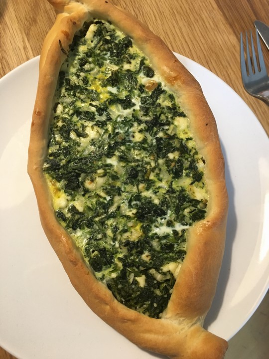 Pide mit Spinat und Schafskäse von SallyGoodfield | Chefkoch.de