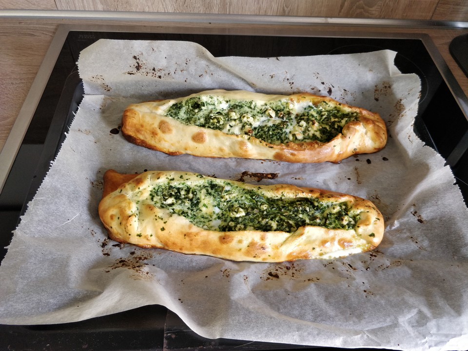 Pide mit Spinat und Schafskäse von SallyGoodfield | Chefkoch.de