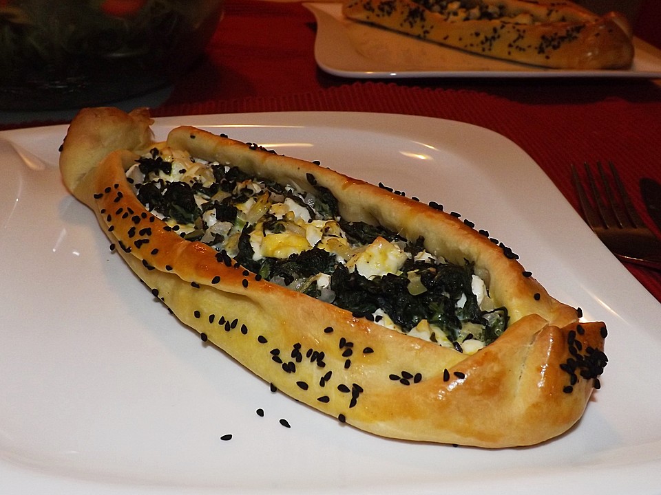 Pide mit Spinat und Schafskäse von SallyGoodfield | Chefkoch.de