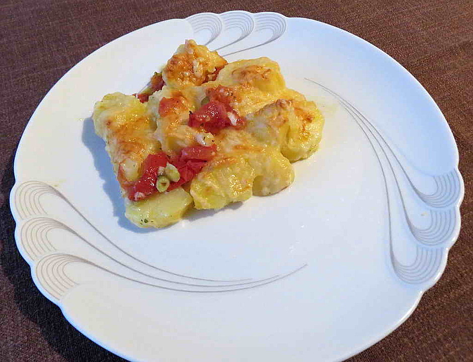 Überbackene Kartoffeln mit Tomaten und Zwiebeln