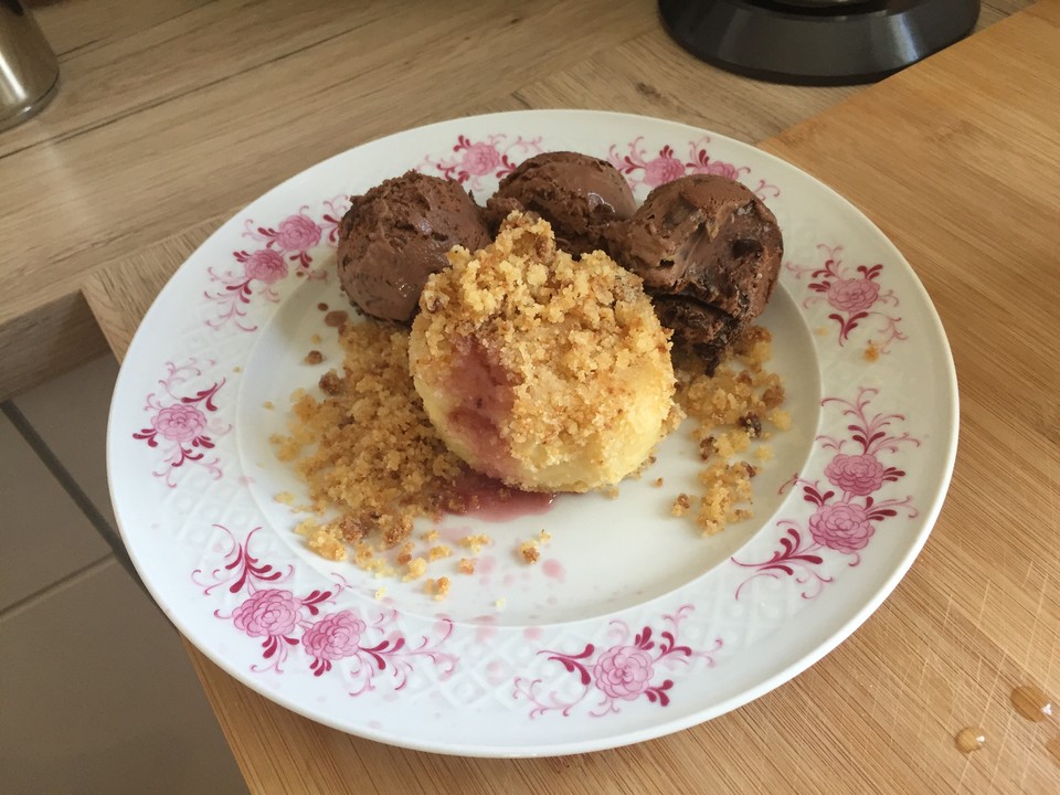 Zwetschgen- oder Marillenknödel mit Quarkteig von HelgaVerena | Chefkoch.de